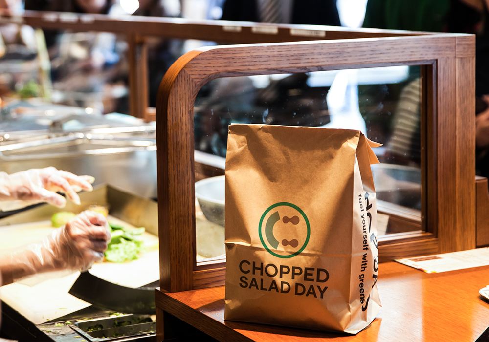 Make Chopped Salad Day your go-to for a healthy lifestyle.  Stop by for a delicious, feel-good experience—we can't wait to see you!：我々をみなさまの健康的なライフスタイルの一部にしてください。 ご来店を心からお待ちしております。