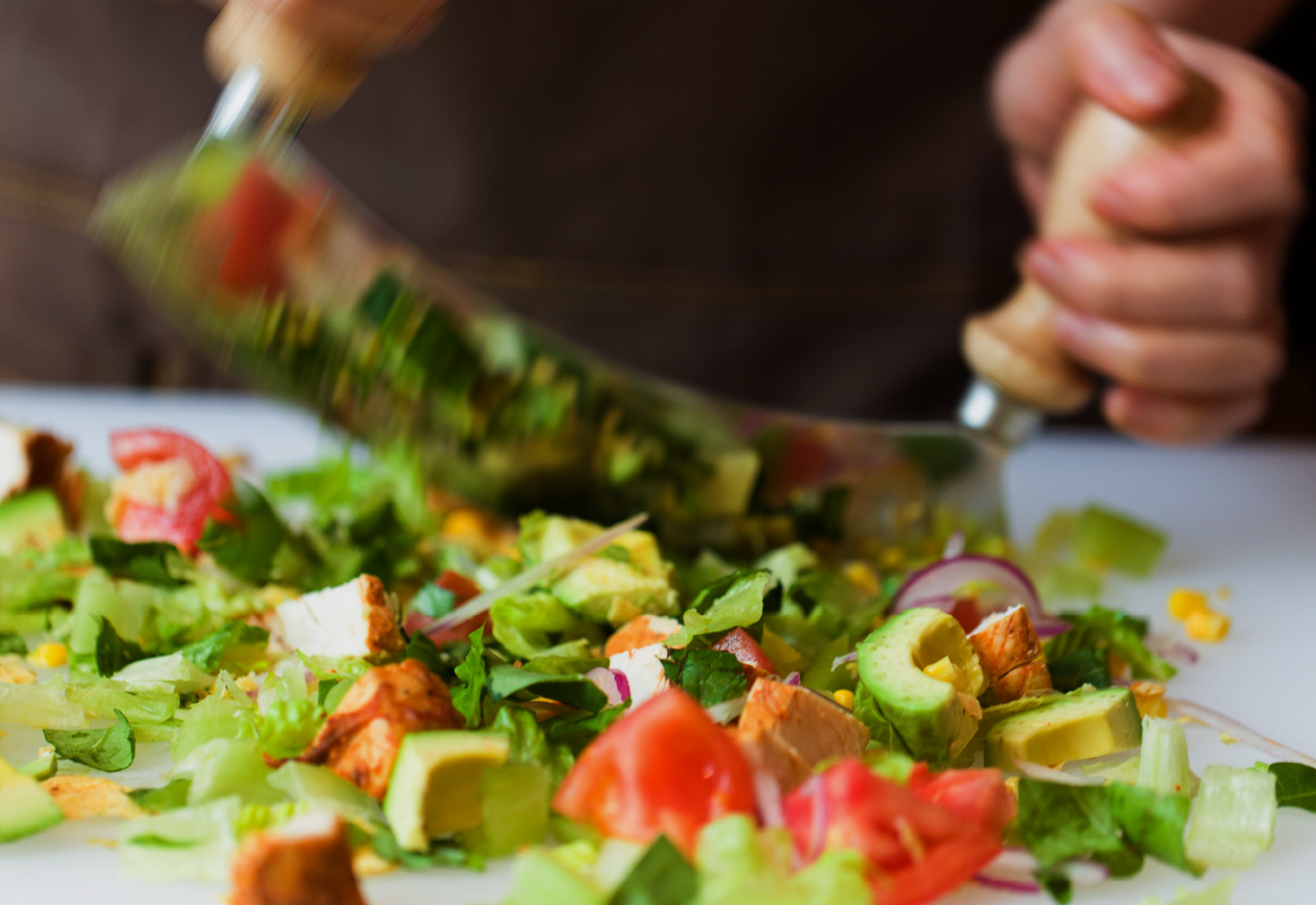 At Chopped Salad Day, we make all our food in the store.  You'll find super nutritious salads and delicious, savory burritos,  all made with the absolute finest ingredients.：チョップドサラダデイでは良質な食材のみを使って店内で下準備し、 美味しくて栄養豊富なサラダとブリートをその場でお作りします。