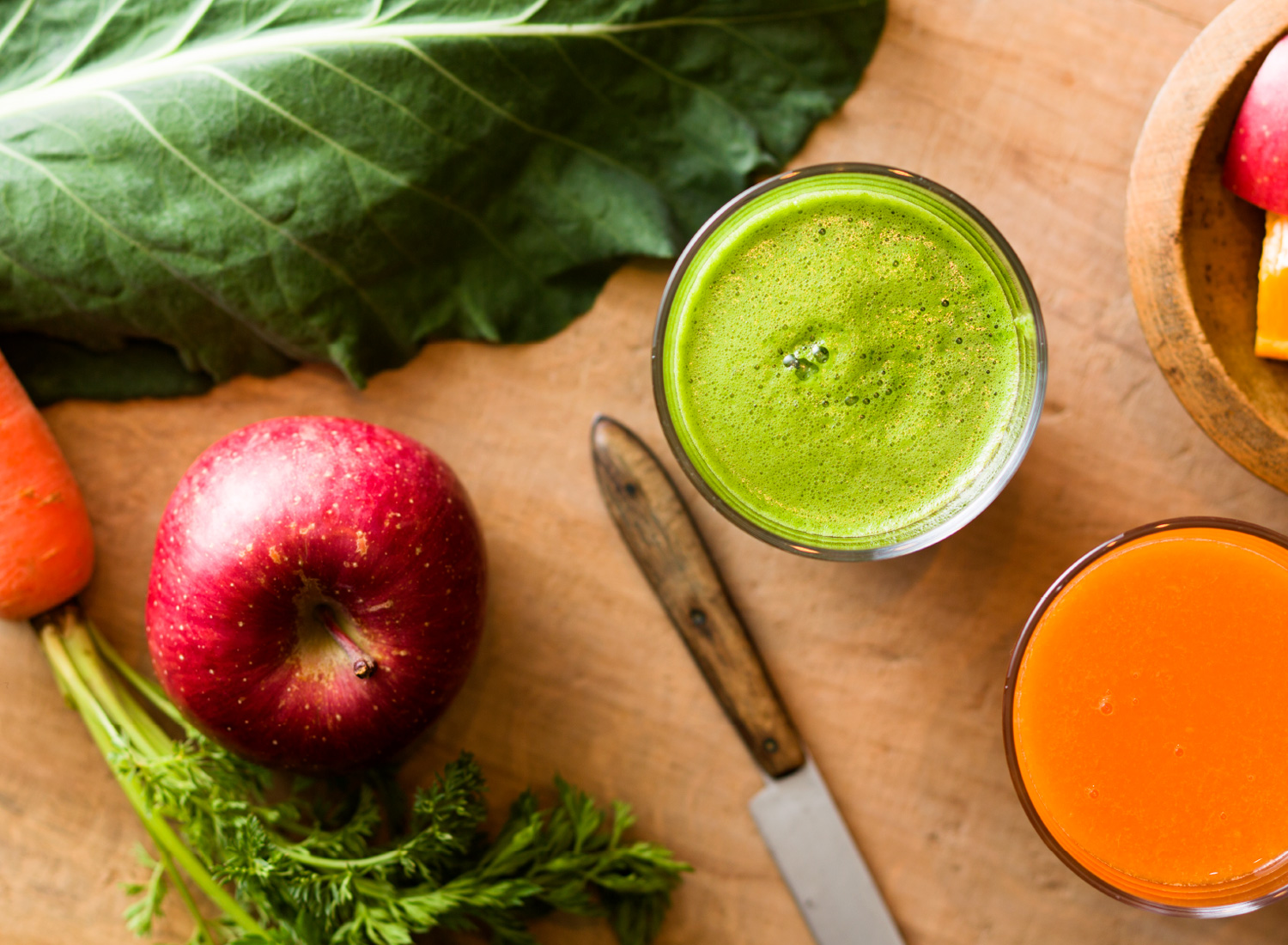 We offer freshly made, cold-pressed juices from scratch (we don’t even add water!).  Or, grab a coffee—we only use the finest 100% Arabica beans to perfectly finish off your meal.：水も熱も加えずに、原材料だけでつくったコールドプレスジュースや、100%アラビカ種のコーヒーもお楽しみ頂けます。